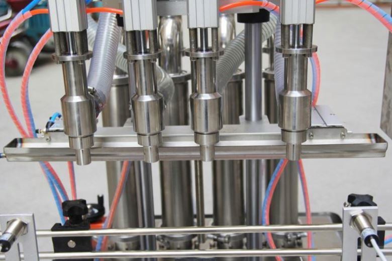 生産ラインのための低価格の液体詰め機と自動4頭の液体詰め機ボトルライン