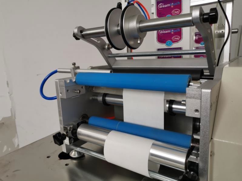 カウンター付き卸売ウォータープラスチックボトルラベルステッカー卓上両面丸ボトルラベリングマシン