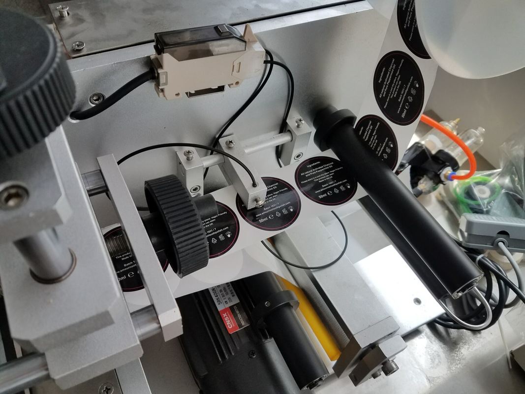 高精度 上側のステッカーラベル付け機 平面,四角ボトル,工場価格