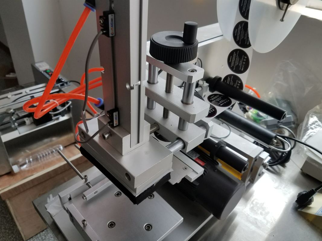 高精度 上側のステッカーラベル付け機 平面,四角ボトル,工場価格
