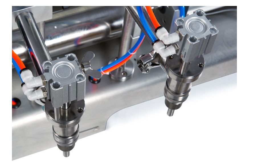 高精度ピストン式ダブルノズルソフトドリンク液体充填機/水充填機