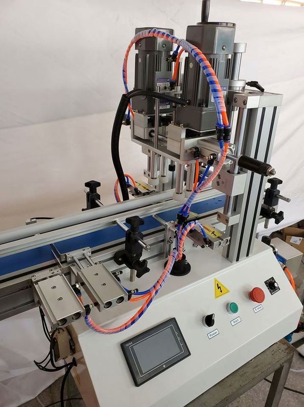 工場直販 新しいデザイン 肺式 テーブル 自動 トリガー スプレー キャッパー マシン プラスチック ボトル グラス キャッパー マシン